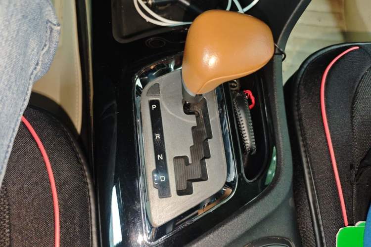 Used Soueast DX7 2015 1.5T Automatic Elite Model Gear Lever