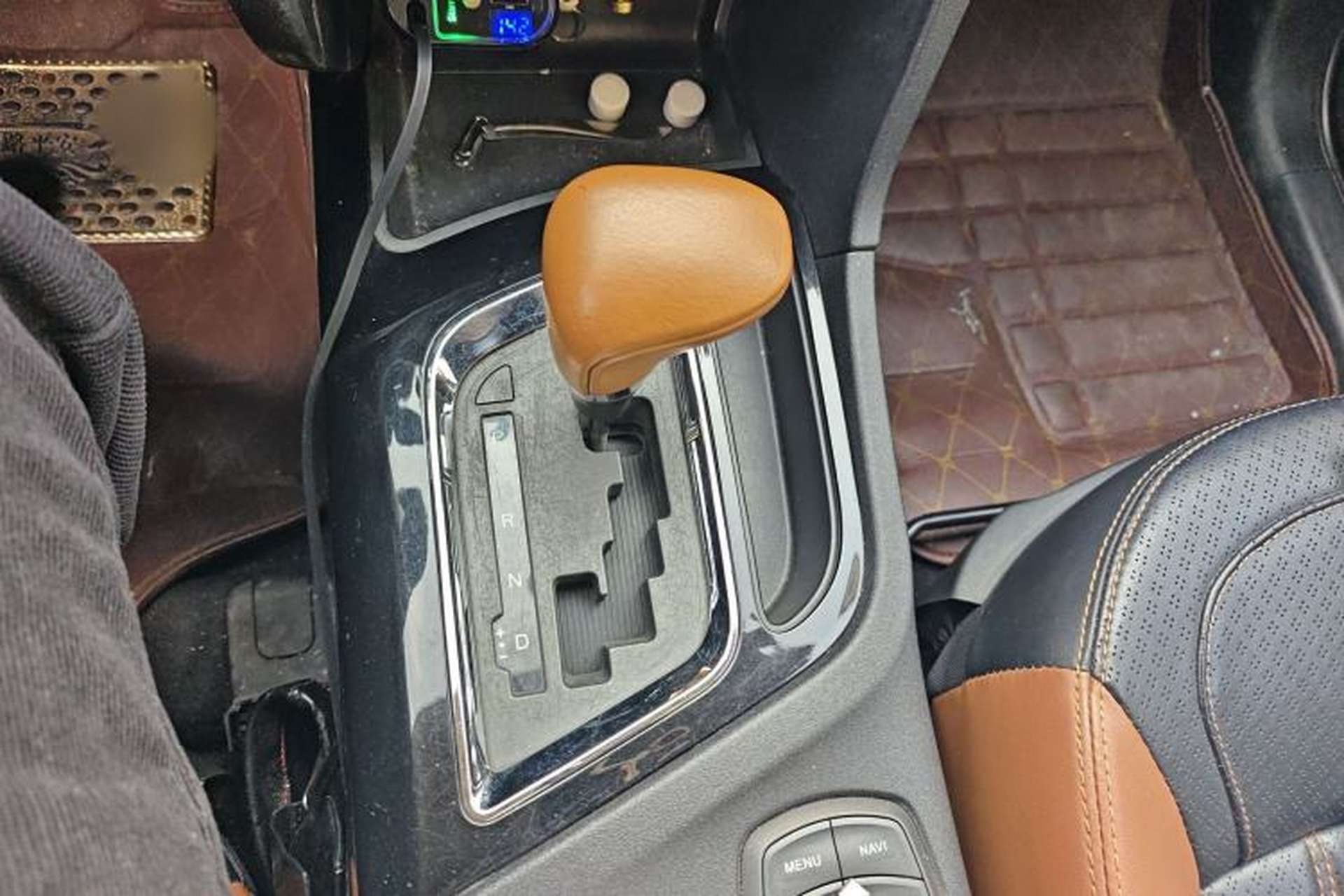 Used Soueast DX7 2015 1.5T Automatic Luxury Model Gear Lever