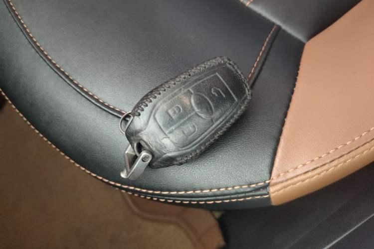 Used Soueast DX7 2015 1.5T Manual Elite Model Interior 1