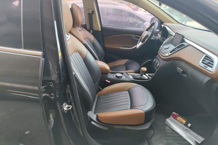 Used Soueast DX7 2015 1.5T Automatic Luxury Model Right Front Seat