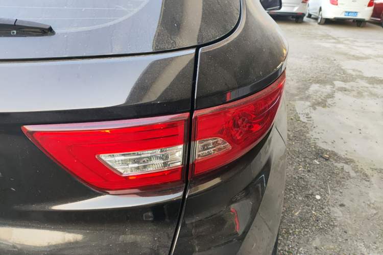 Used Soueast DX7 2015 1.5T Automatic Luxury Model Right Rear Taillight