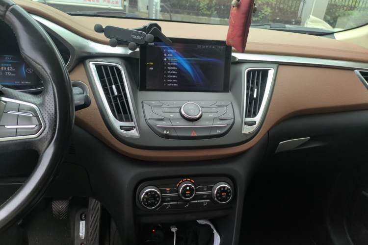 Used Soueast DX7 2015 1.5T Manual Luxury Model Audio And AC Panel