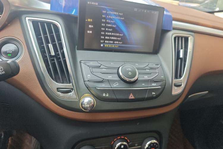 Used Soueast DX7 2015 1.5T Automatic Luxury Model Audio And AC Panel
