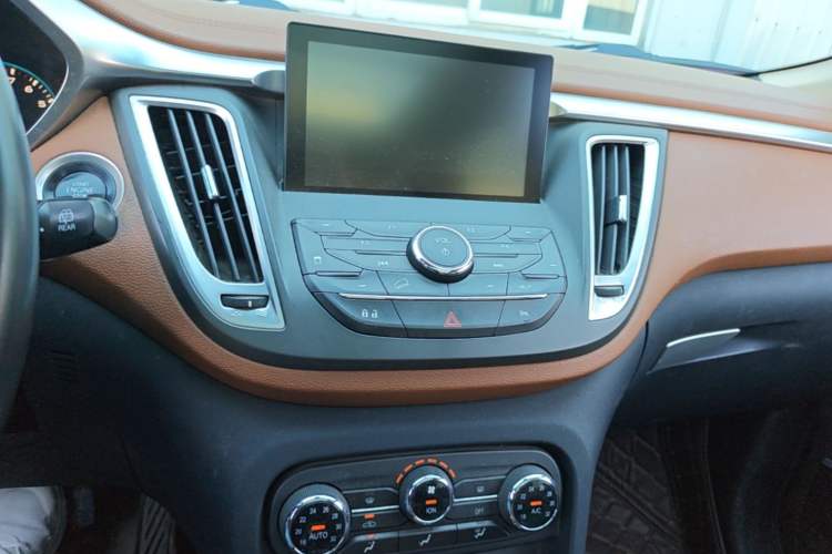 Used Soueast DX7 2015 1.5T Automatic Luxury Model Audio And AC Panel