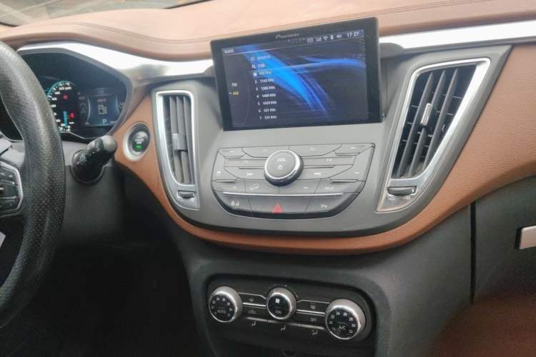 Used Soueast DX7 2015 1.5T Automatic Luxury Model Audio And AC Panel