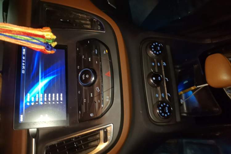 Used Soueast DX7 2015 1.5T Automatic Luxury Model Audio And AC Panel