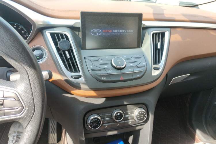 Used Soueast DX7 2015 1.5T Automatic Elite Model Audio And AC Panel