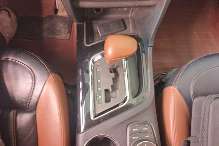Used Soueast DX7 2015 1.5T Automatic Luxury Model Gear Lever
