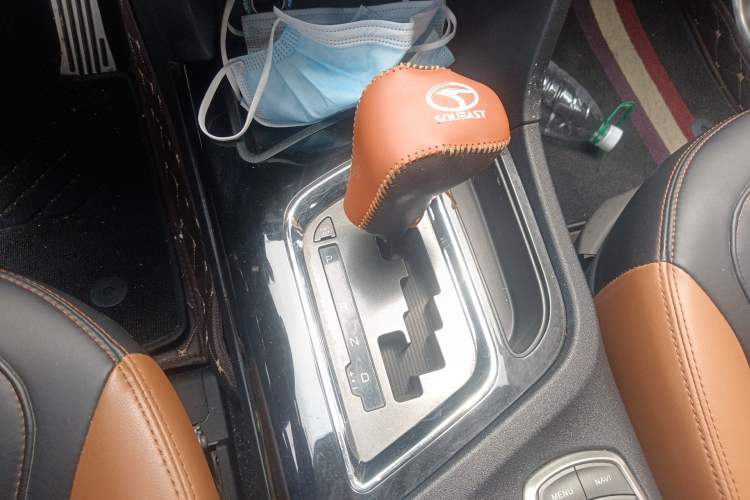 Used Soueast DX7 2015 1.5T Automatic Prestige Model Gear Lever