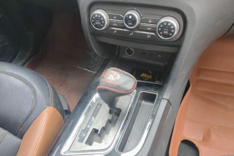 Used Soueast DX7 2015 1.5T Automatic Luxury Model Gear Lever