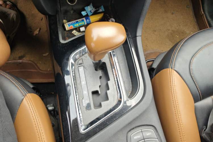 Used Soueast DX7 2015 1.5T Automatic Prestige Model Gear Lever