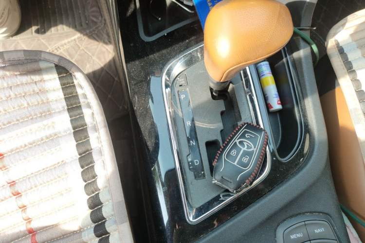Used Soueast DX7 2015 1.5T Automatic Elite Model Gear Lever