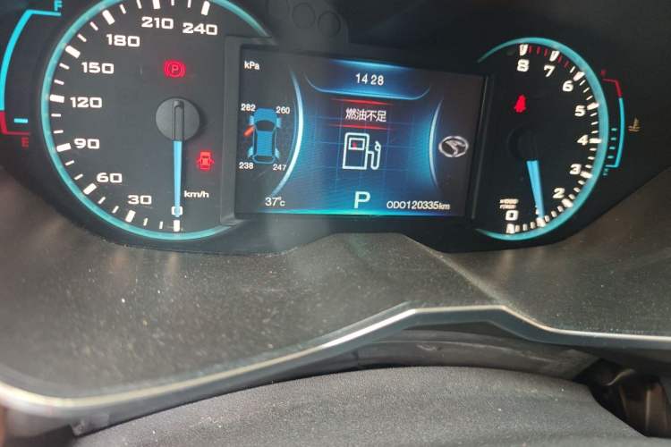 Used Soueast DX7 2015 1.5T Automatic Luxury Model Odometer Close Up