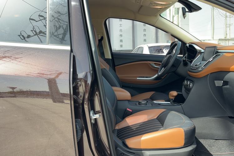 Used Soueast DX7 2015 1.5T Automatic Elite Model Right Front Seat