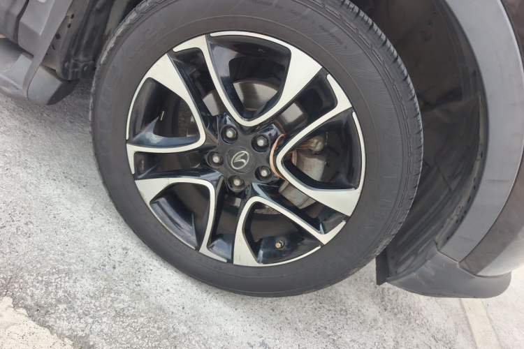 Used Soueast DX7 2015 1.5T Manual Luxury Model Right Front Wheel Hub