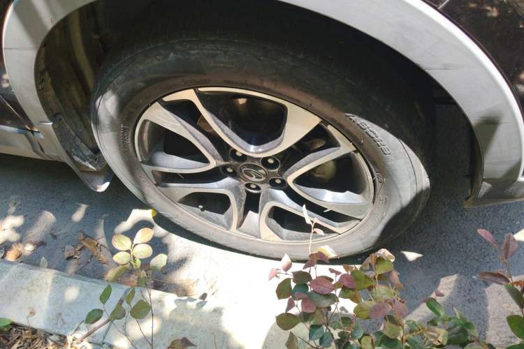 Used Soueast DX7 2015 1.5T Manual Elite Model Right Front Wheel Hub