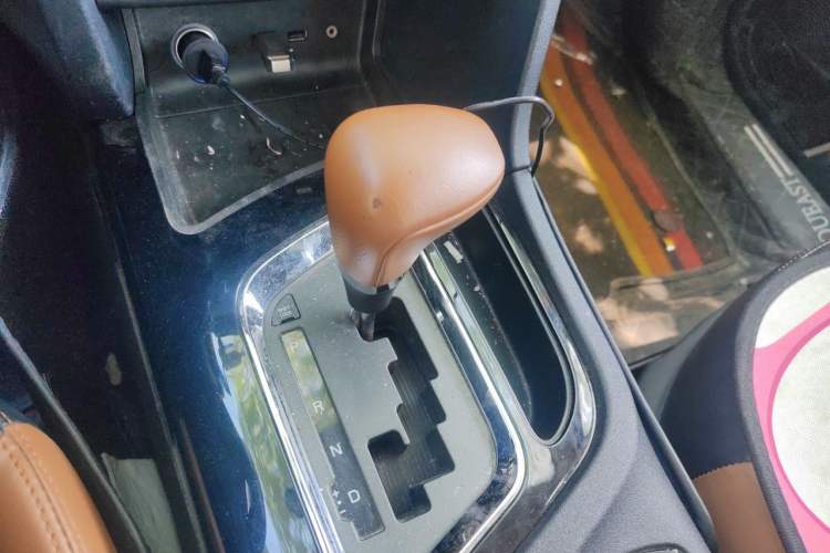 Used Soueast DX7 2015 1.5T Automatic Luxury Model Gear Lever