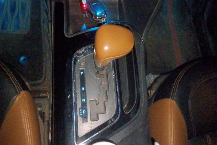Used Soueast DX7 2015 1.5T Automatic Prestige Model Gear Lever