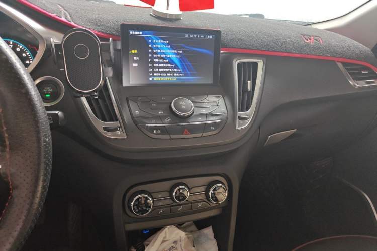 Used Soueast DX7 2015 1.5T Manual Luxury Model Audio And AC Panel
