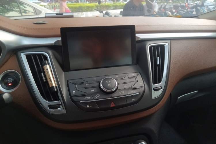 Used Soueast DX7 2015 1.5T Automatic Prestige Model Audio And AC Panel