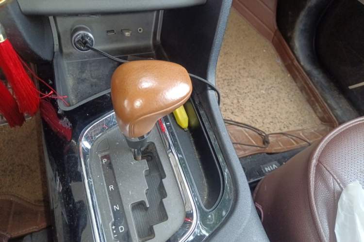 Used Soueast DX7 2015 1.5T Automatic Prestige Model Gear Lever