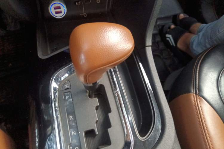 Used Soueast DX7 2015 1.5T Automatic Prestige Model Gear Lever