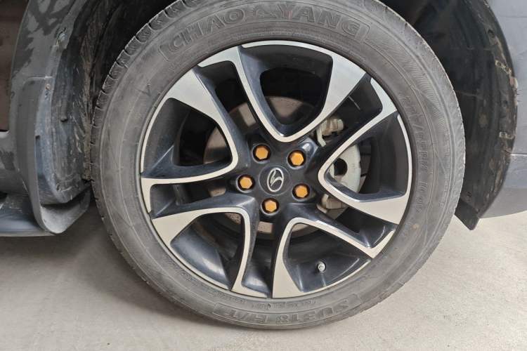 Used Soueast DX7 2015 1.5T Manual Luxury Model Right Front Wheel Hub