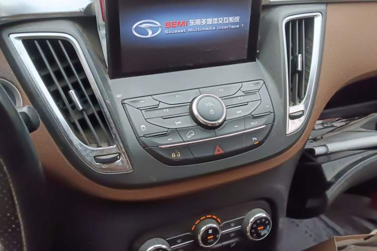 Used Soueast DX7 2015 1.5T Automatic Luxury Model Audio And AC Panel