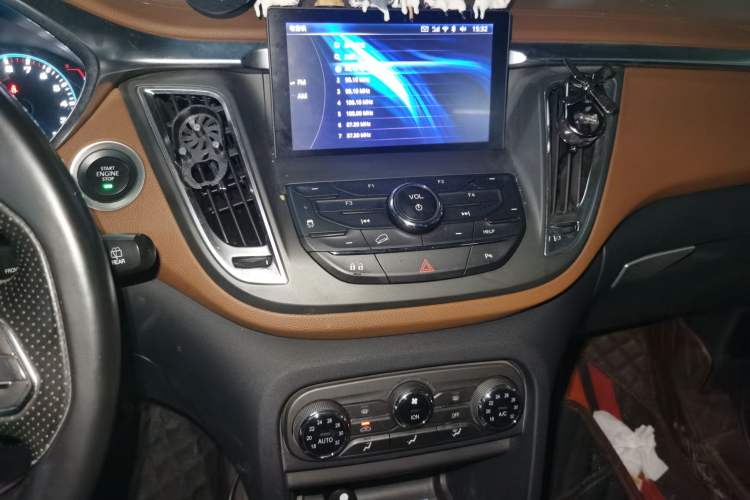 Used Soueast DX7 2015 1.5T Automatic Luxury Model Audio And AC Panel
