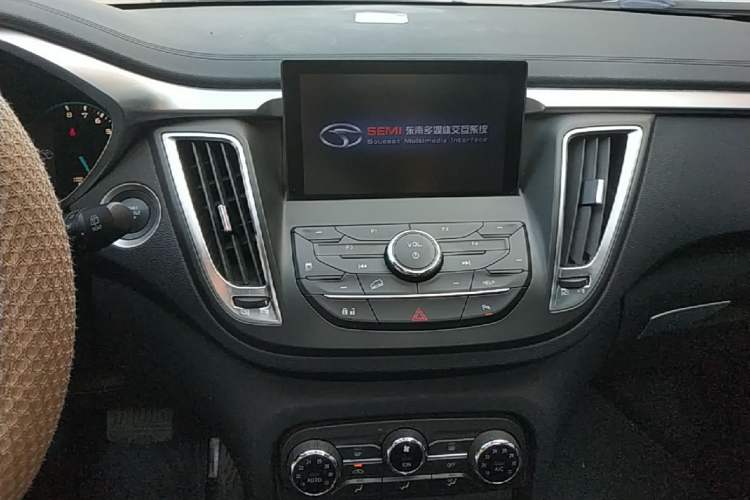 Used Soueast DX7 2015 1.5T Automatic Luxury Model Audio And AC Panel