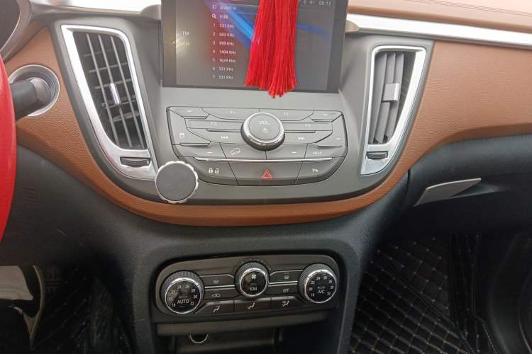 Used Soueast DX7 2015 1.5T Automatic Luxury Model Audio And AC Panel