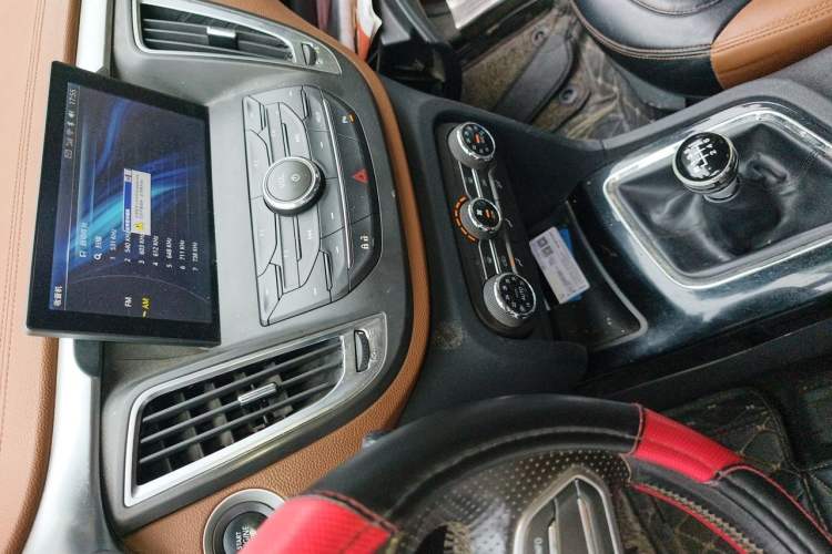 Used Soueast DX7 2015 1.5T Manual Luxury Model Audio And AC Panel