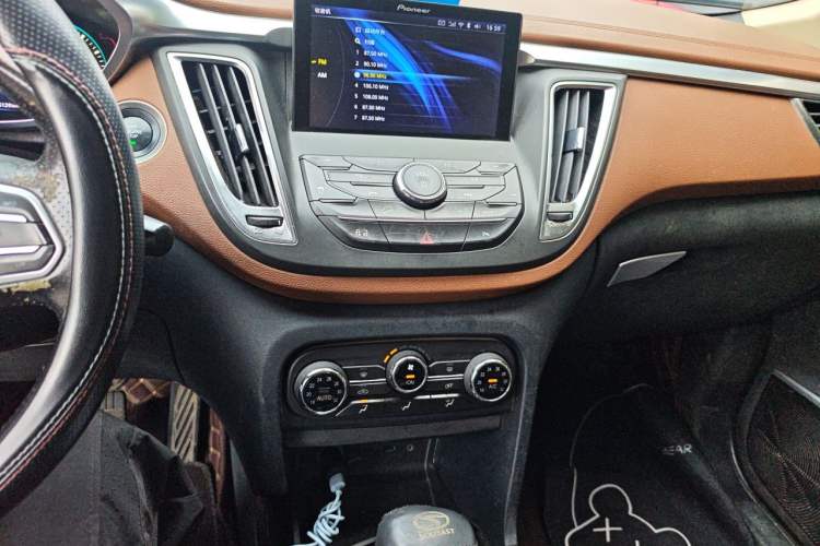 Used Soueast DX7 2015 1.5T Automatic Luxury Model Audio And AC Panel