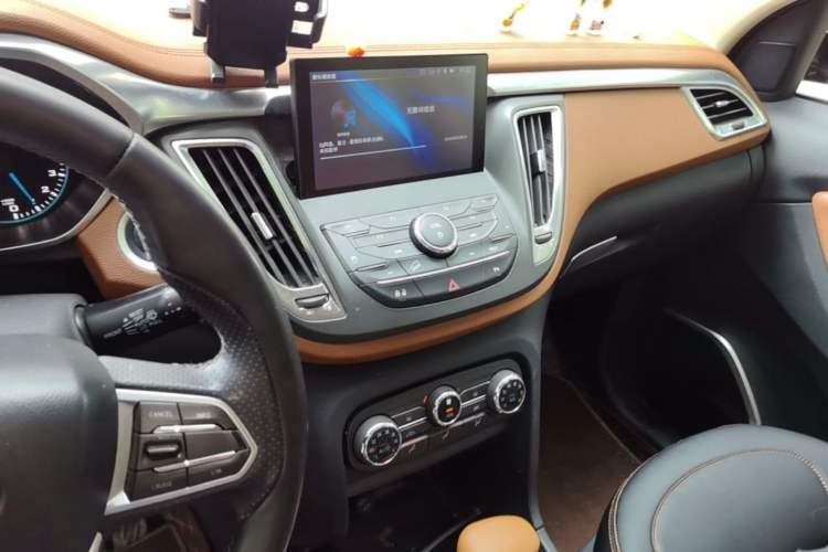Used Soueast DX7 2015 1.5T Automatic Luxury Model Audio And AC Panel