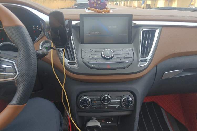 Used Soueast DX7 2015 1.5T Automatic Luxury Model Audio And AC Panel