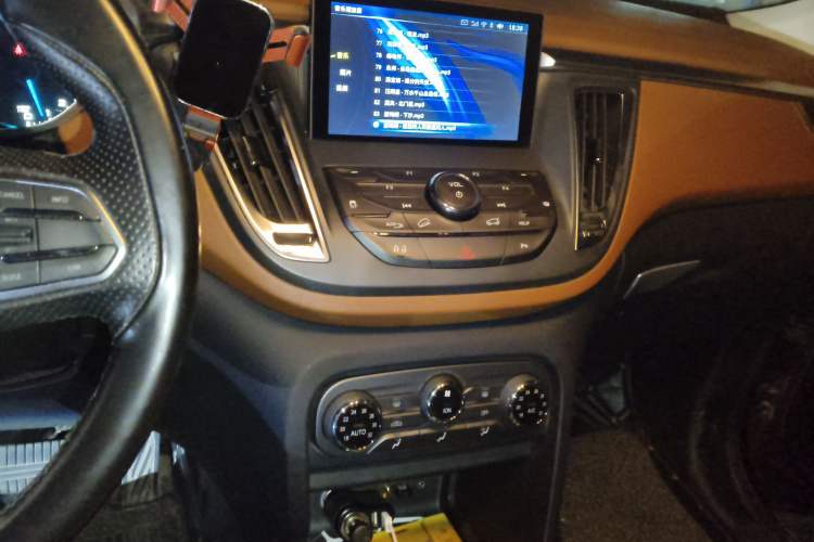 Used Soueast DX7 2015 1.5T Automatic Prestige Model Audio And AC Panel