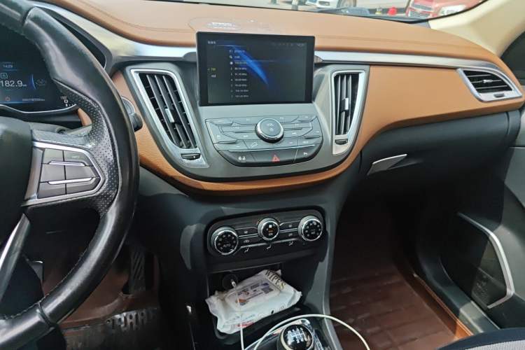 Used Soueast DX7 2015 1.5T Manual Luxury Model Audio And AC Panel