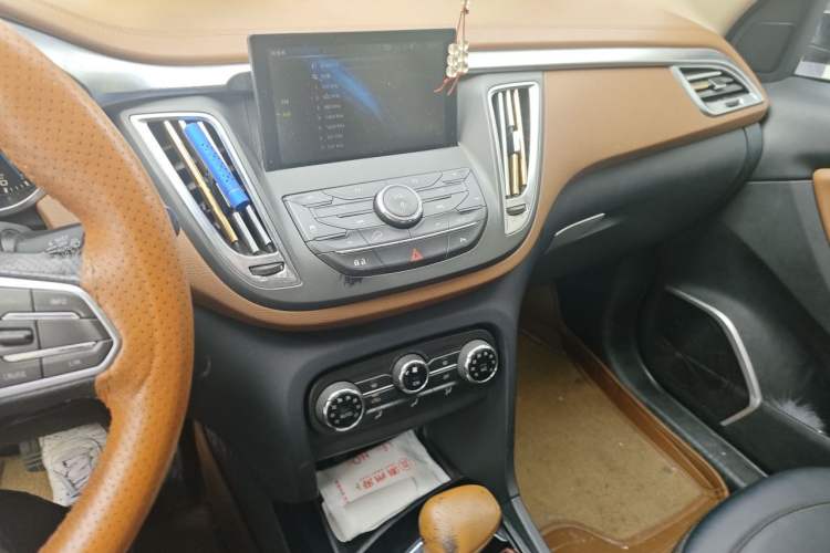 Used Soueast DX7 2015 1.5T Automatic Luxury Model Audio And AC Panel