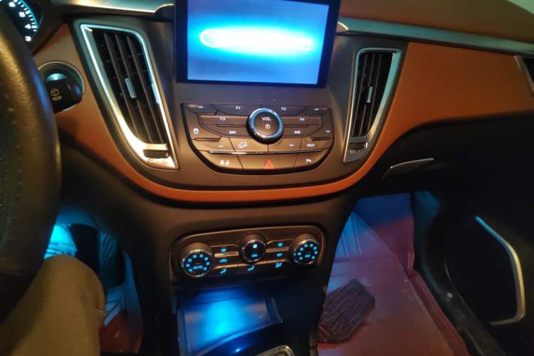 Used Soueast DX7 2015 1.5T Manual Luxury Model Audio And AC Panel