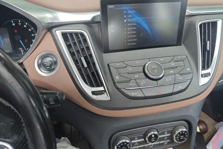 Used Soueast DX7 2015 1.5T Automatic Prestige Model Audio And AC Panel