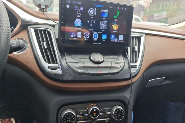 Used Soueast DX7 2015 1.5T Automatic Luxury Model Audio And AC Panel