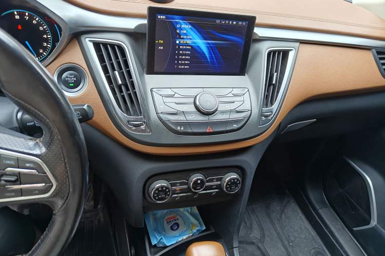 Used Soueast DX7 2015 1.5T Automatic Luxury Model Audio And AC Panel