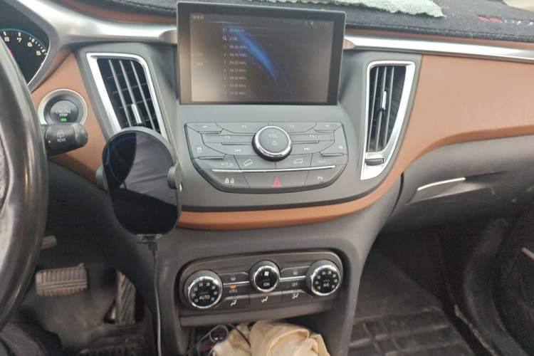 Used Soueast DX7 2015 1.5T Automatic Prestige Model Audio And AC Panel