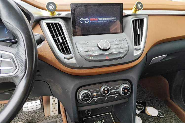 Used Soueast DX7 2015 1.5T Automatic Luxury Model Audio And AC Panel
