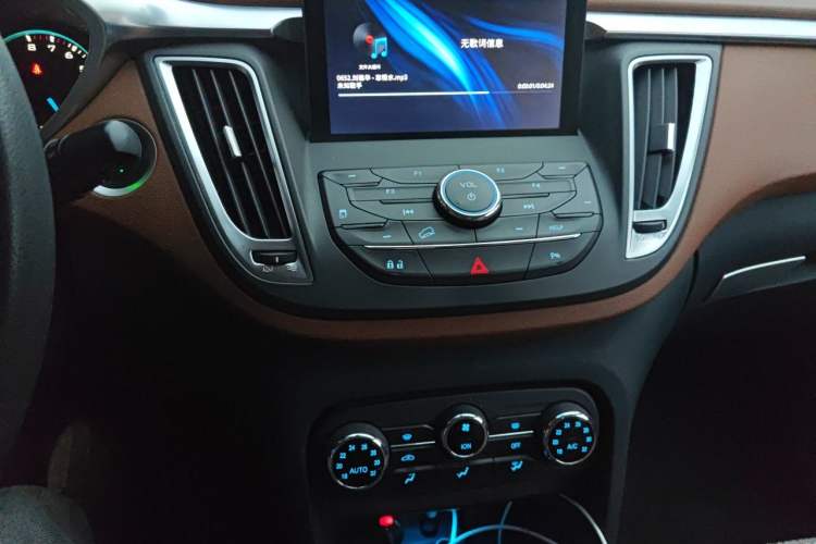 Used Soueast DX7 2015 1.5T Manual Elite Model Audio And AC Panel