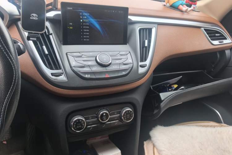 Used Soueast DX7 2015 1.5T Automatic Luxury Model Audio And AC Panel