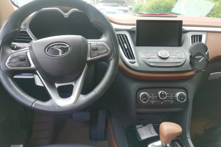 Used Soueast DX7 2015 1.5T Automatic Prestige Model Center Console