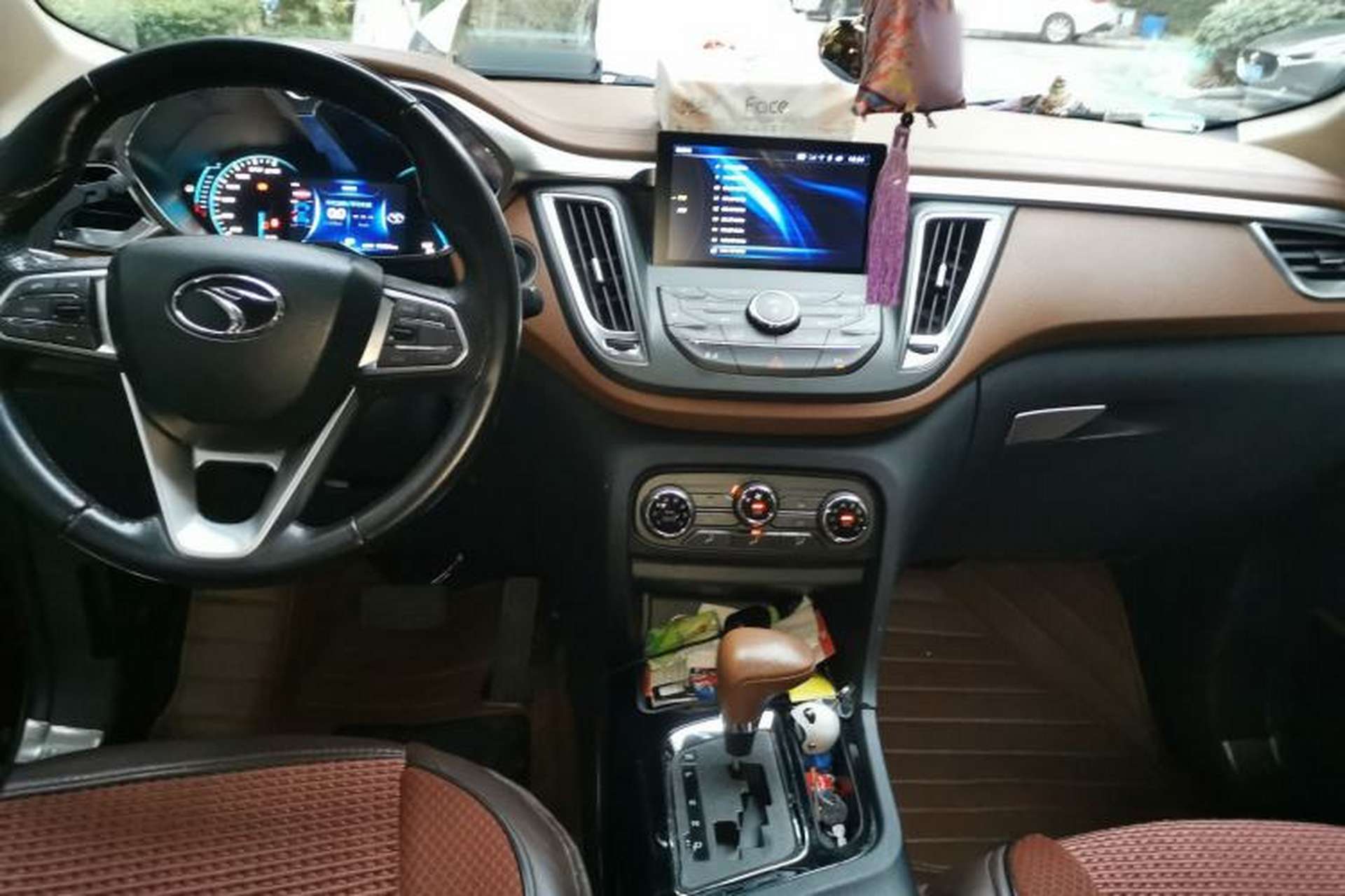 Used Soueast DX7 2015 1.5T Automatic Luxury Model Center Console