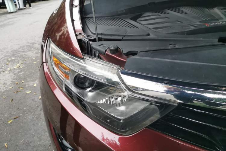 Used Soueast DX7 2015 1.5T Automatic Luxury Model Engine Bay Right