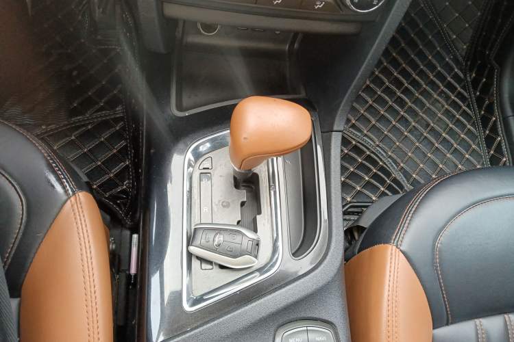 Used Soueast DX7 2015 1.5T Automatic Luxury Model Gear Lever